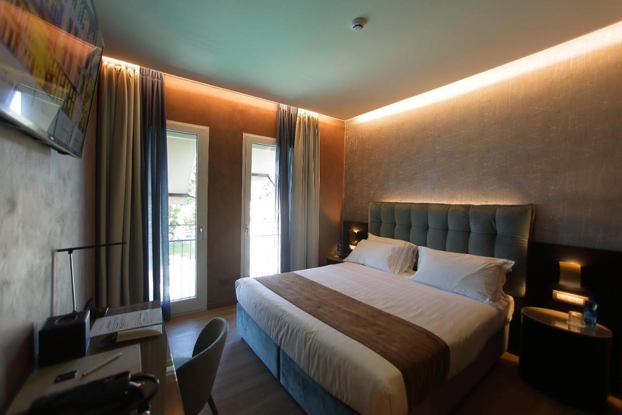 Kamer met Kingsize Bed en Uitzicht op Meer