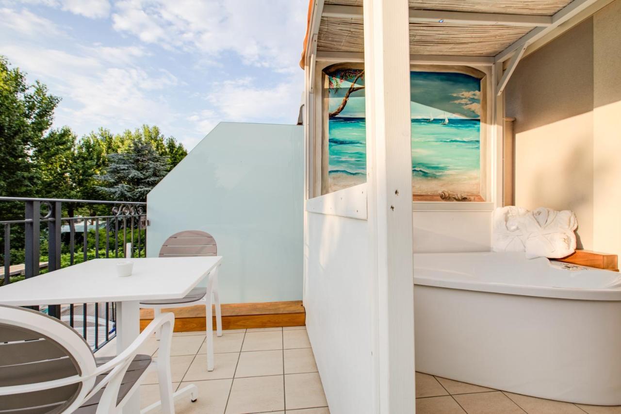 Doppelzimmer mit Whirlpool-Badewanne