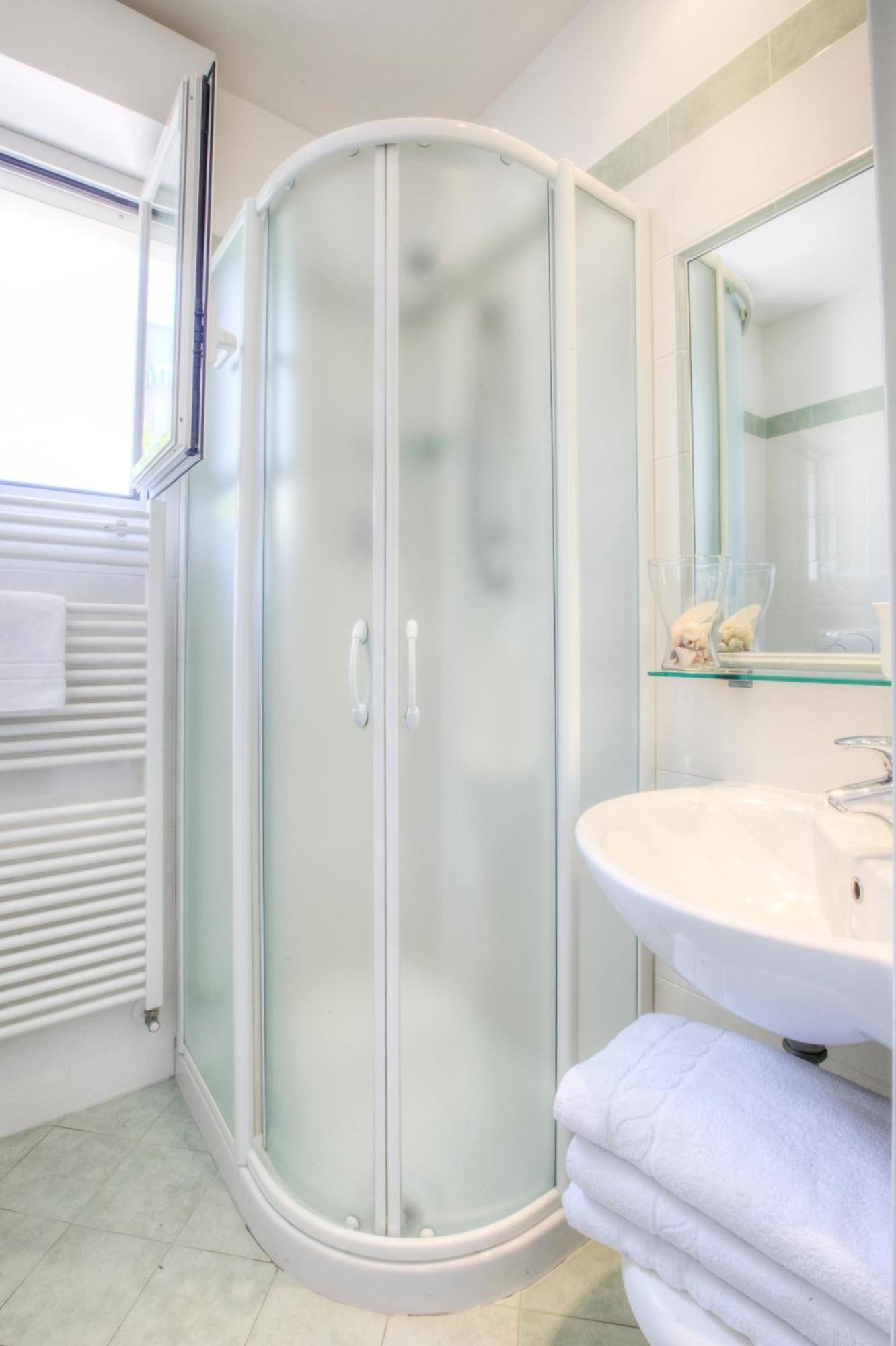 Double or Twin Room with Partial Sea View