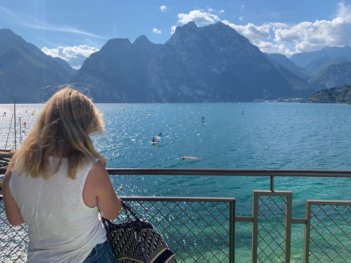 Zimmer mit Kingsize-Bett und Seeblick