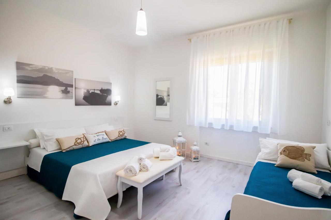 Suite con cama grande y vistas a la piscina