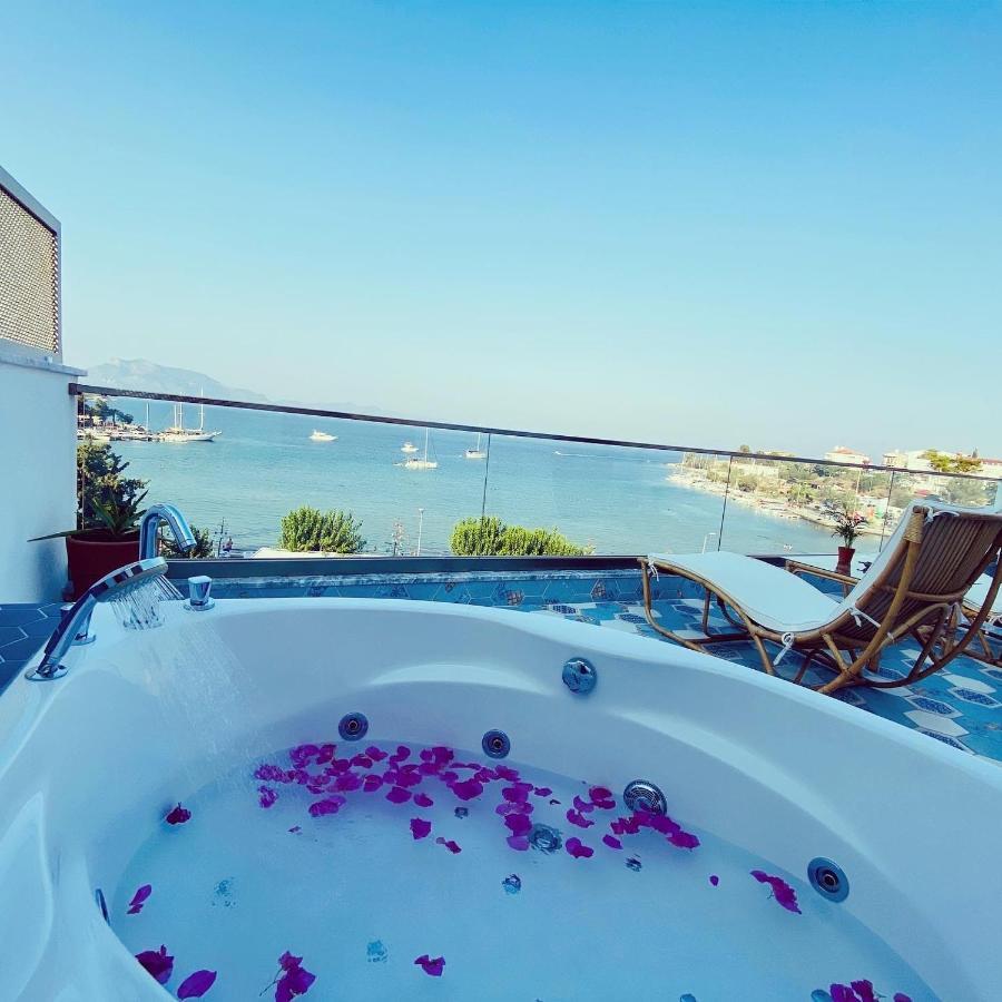 Deluxe Suite Spa Bath