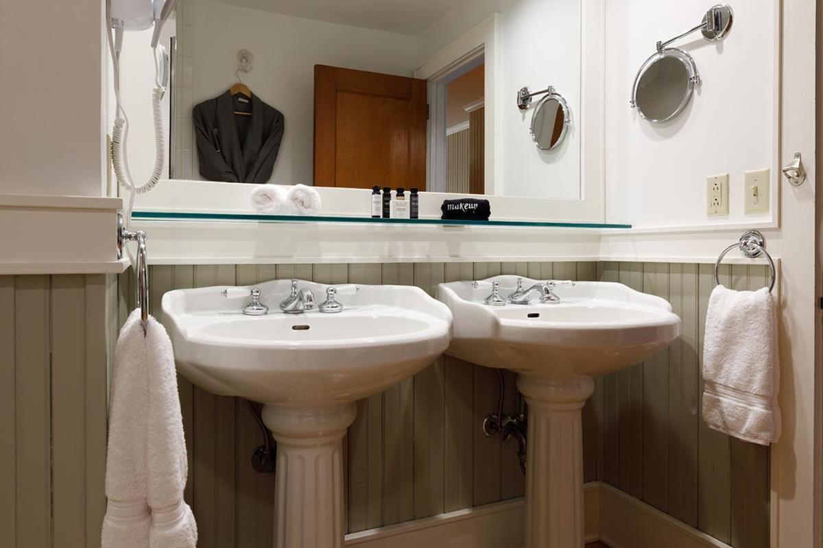 Habitación con cama grande