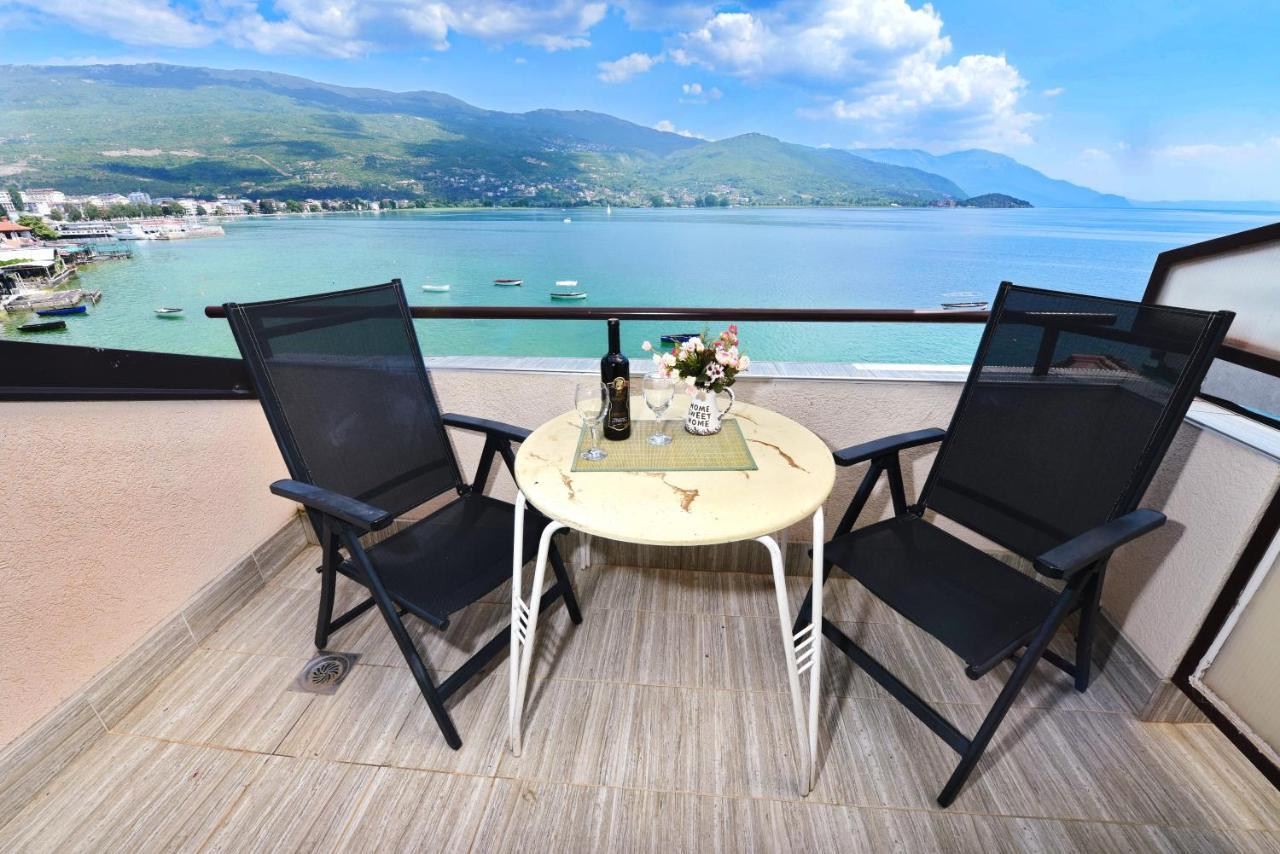 One-Bedroom Apartment with Lake View