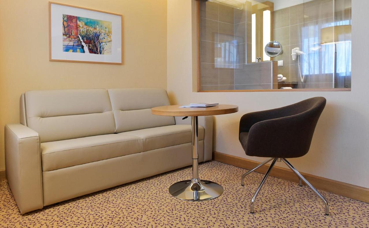 Family Room - Lake Side