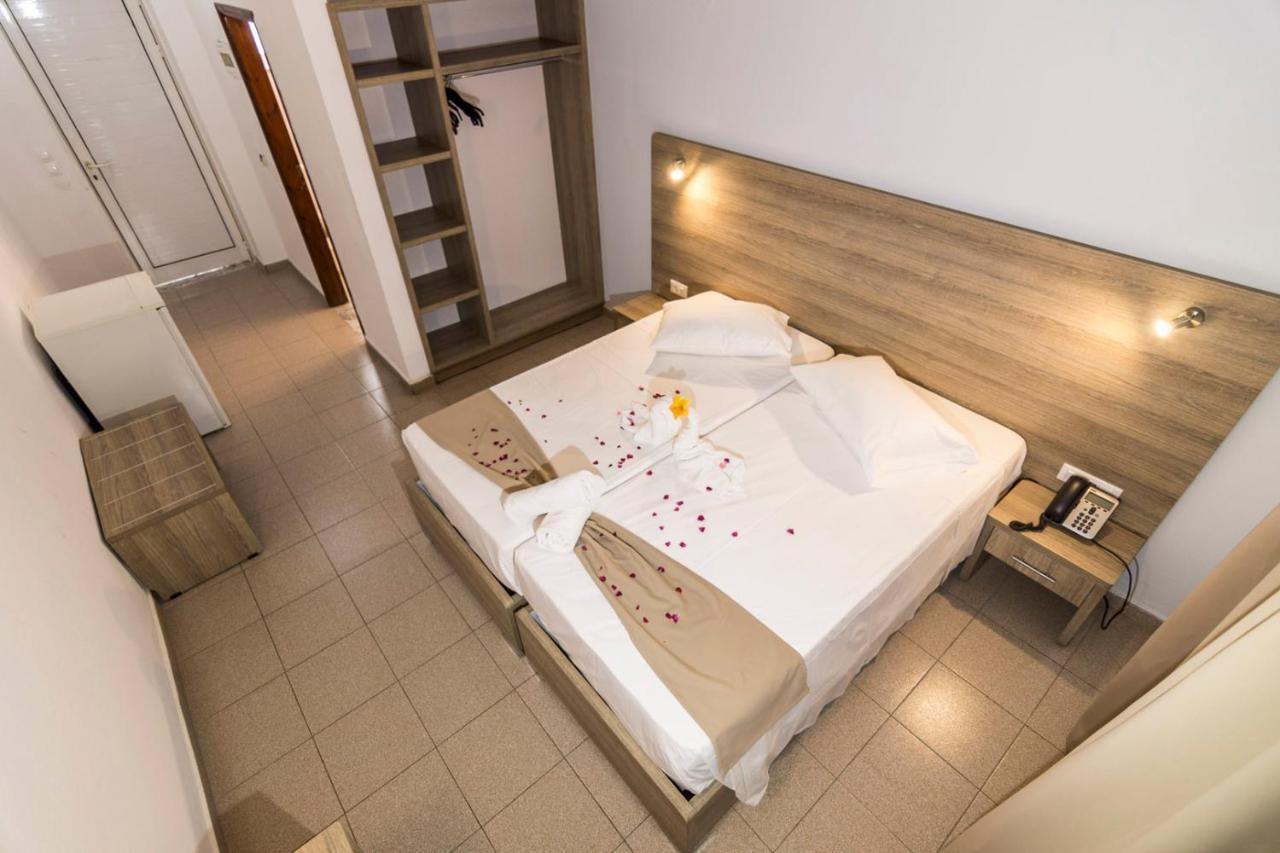 Dreibettzimmer mit Poolblick