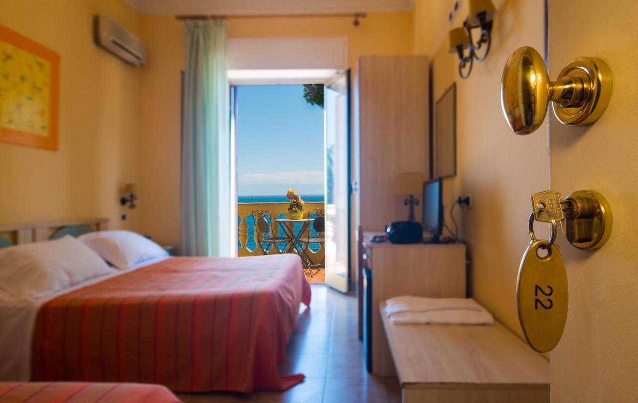 Camera Tripla con Balcone e Vista Mare