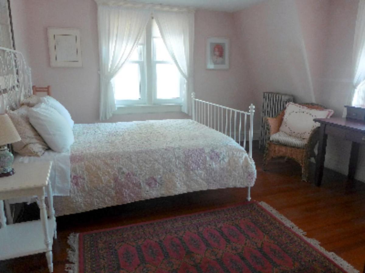 Queen Room with Garden View