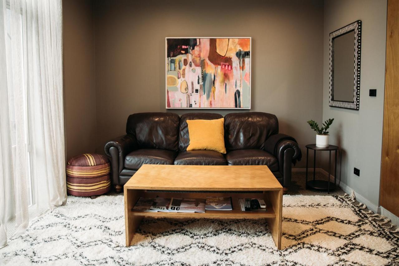 Luxury One-Bedroom Apartment (Queen Victoria Suite)