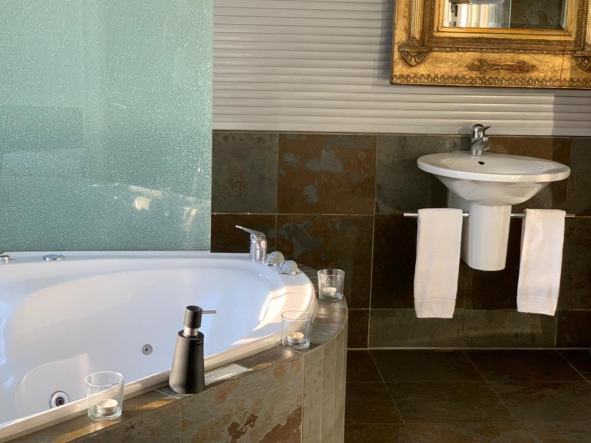 King Room with Spa Bath and TV in Bathroom