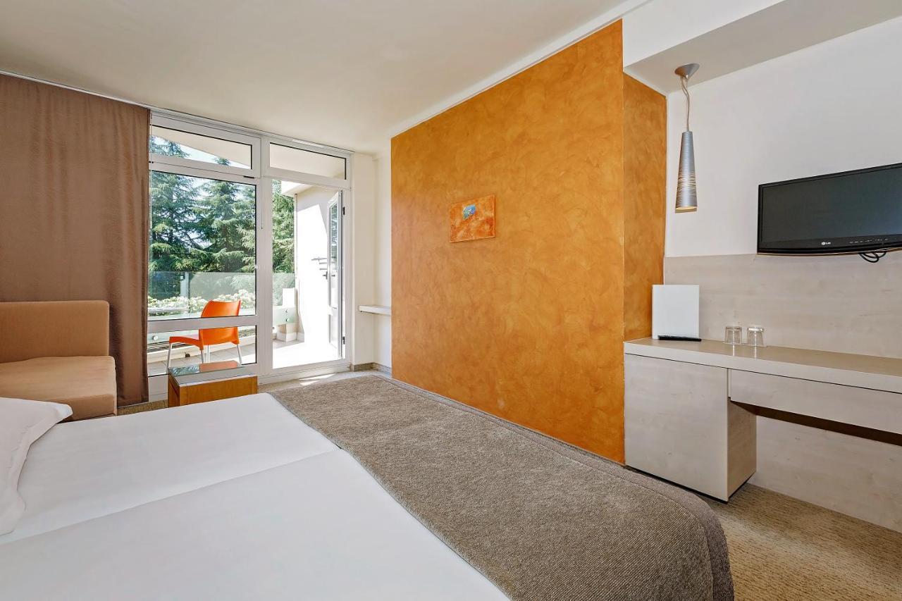 Habitación Clásica con balcón y sofá cama - Lado del parque