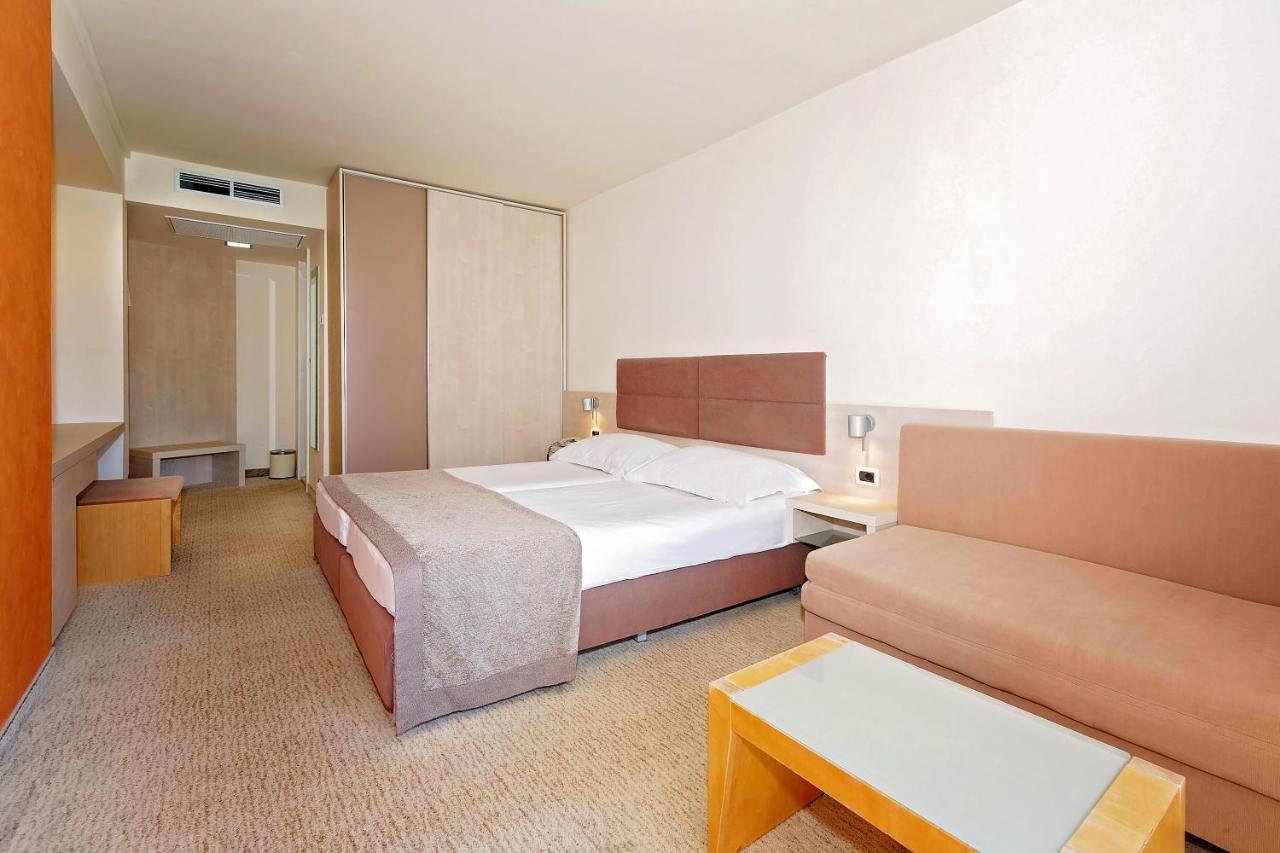 Habitación Clásica con sofá cama y balcón