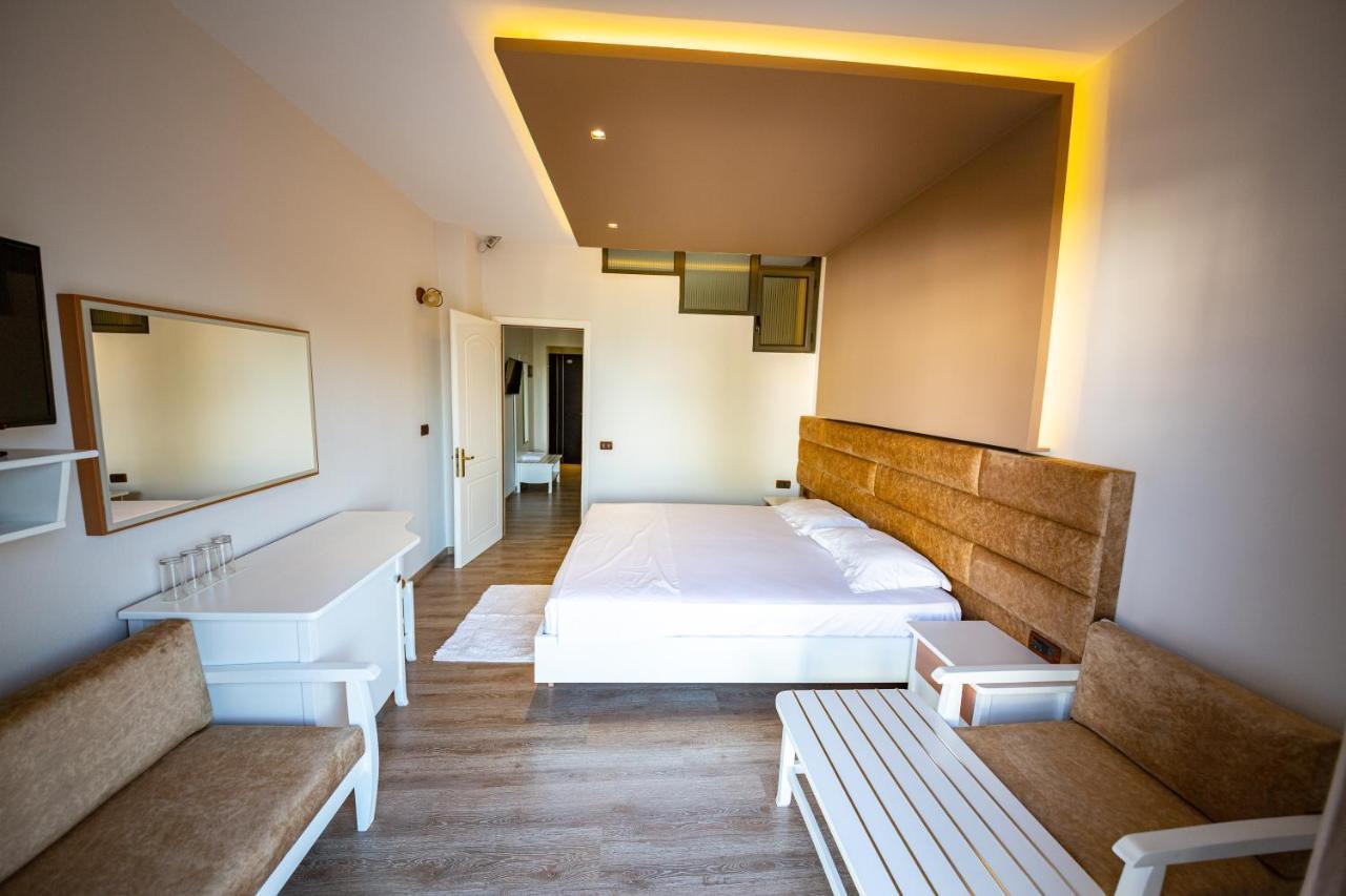 Habitación Familiar con vista lateral al mar
