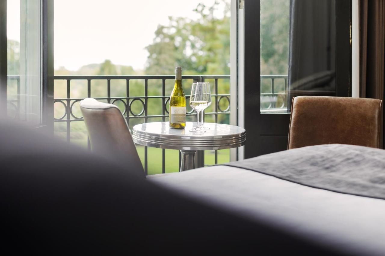 Zimmer mit Kingsize-Bett und Gartenblick.