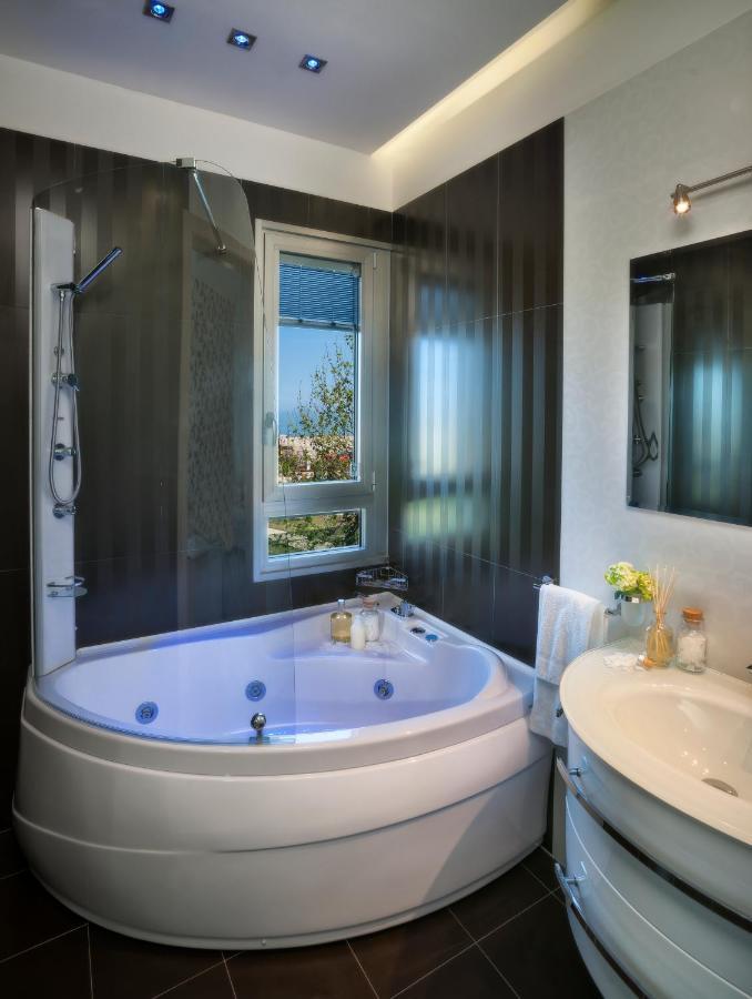 Superior Vierbettzimmer mit Meerblick und Whirlpool-Badewanne