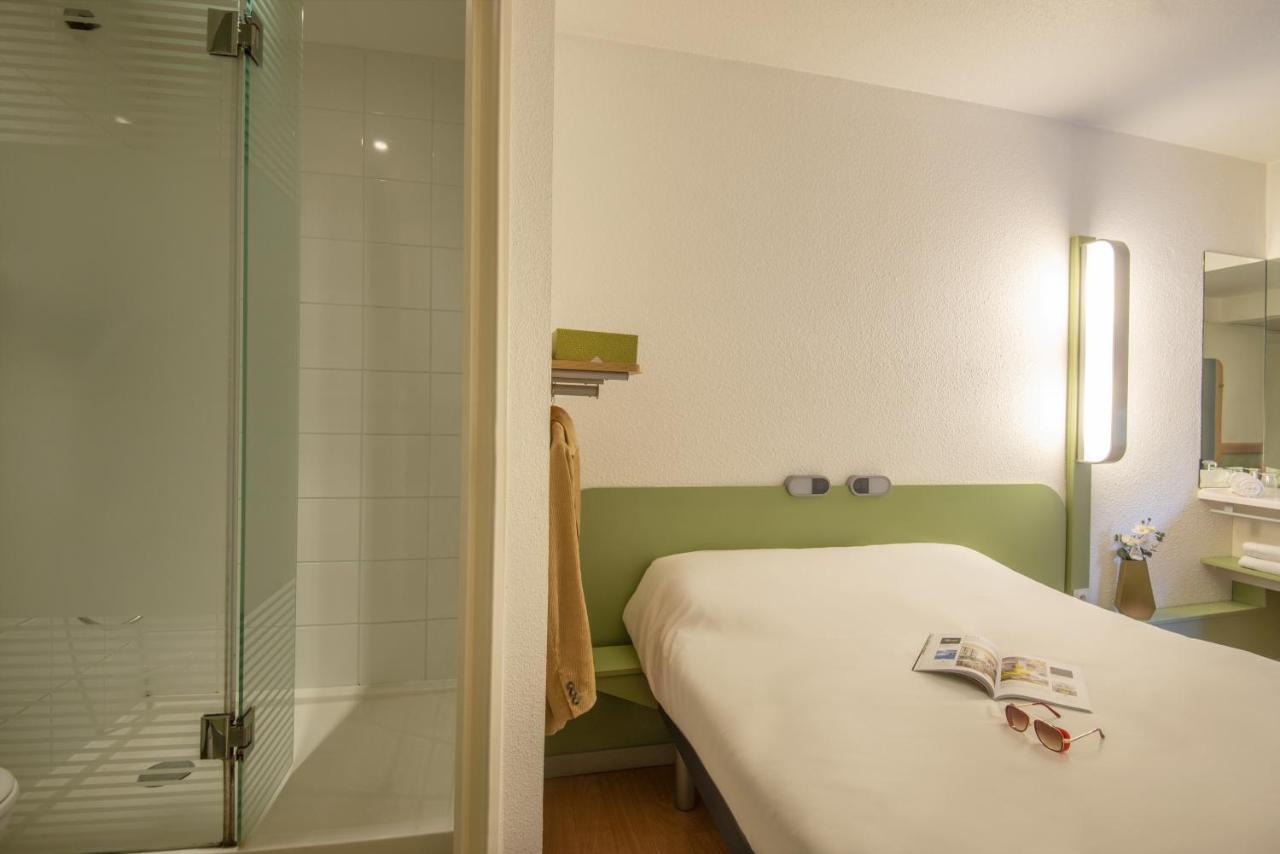 Habitación con cama grande