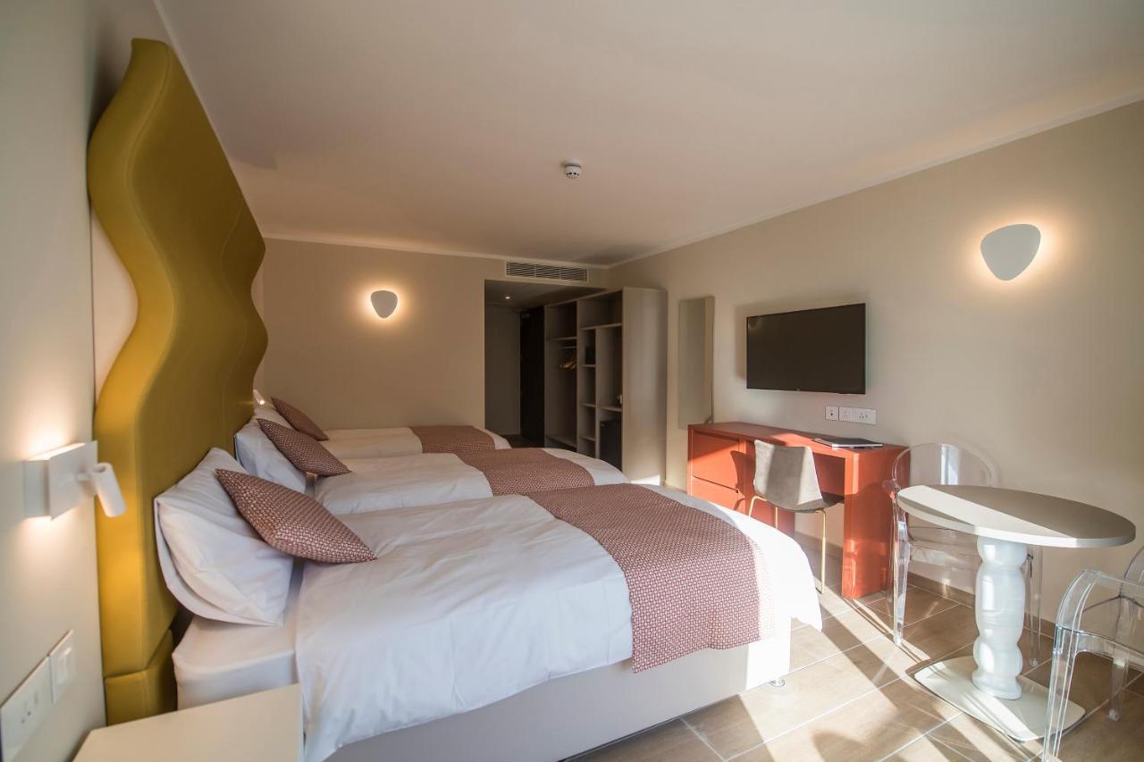 Dreibettzimmer mit seitlichem Meerblick