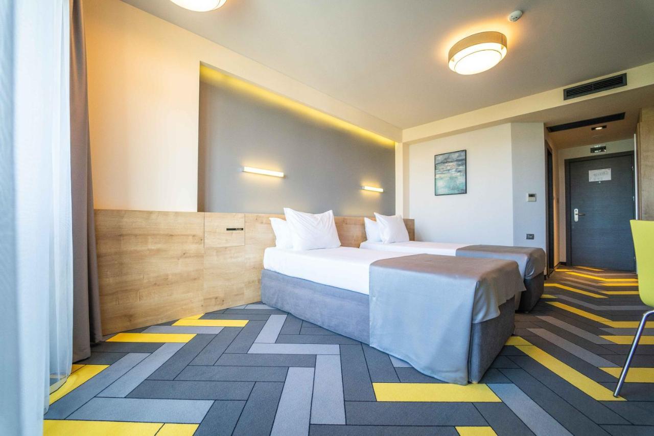 Tweepersoonskamer met 2 Aparte Bedden en Balkon - Gratis Minibar & Parkeren