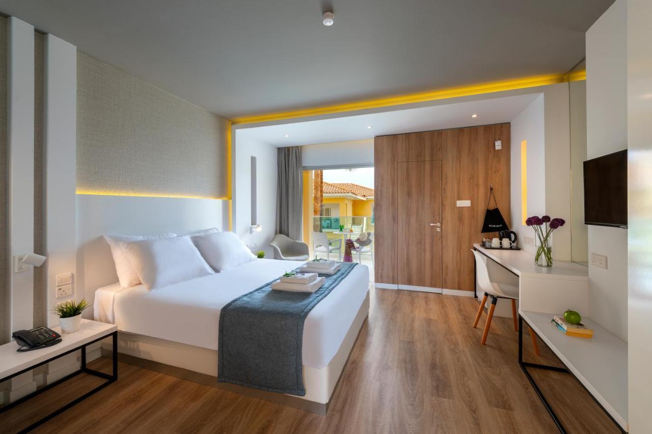 Habitación Doble con vistas parciales al mar