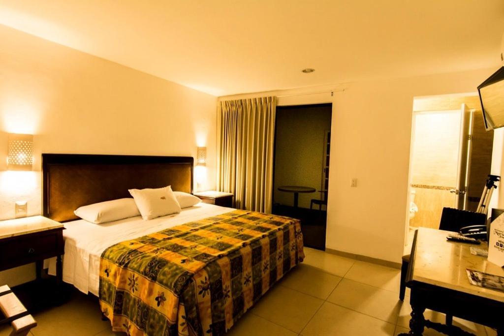 Habitación con cama extragrande.