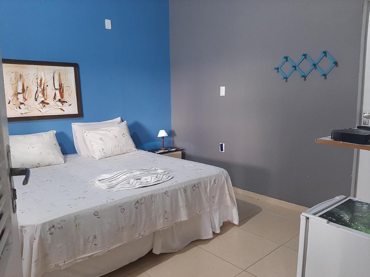 Habitación con cama extragrande y vistas al jardín