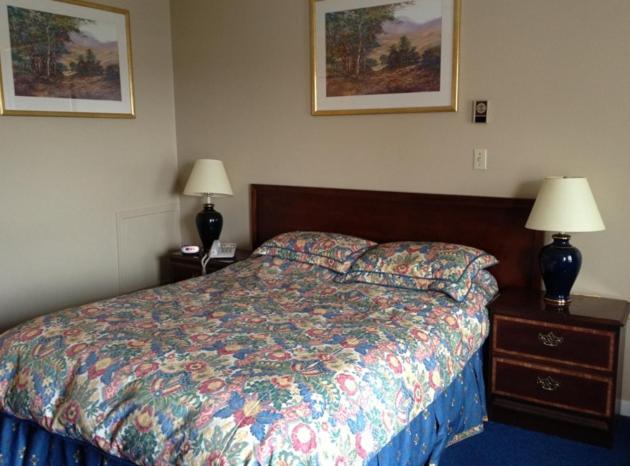 Habitación con cama grande