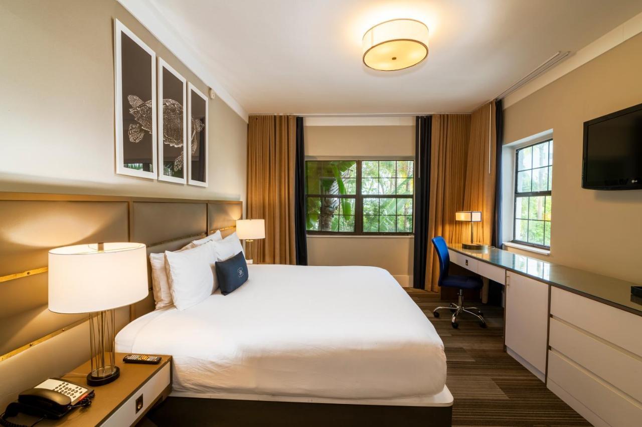 Luxe Kamer met Kingsize Bed en Uitzicht op Zwembad