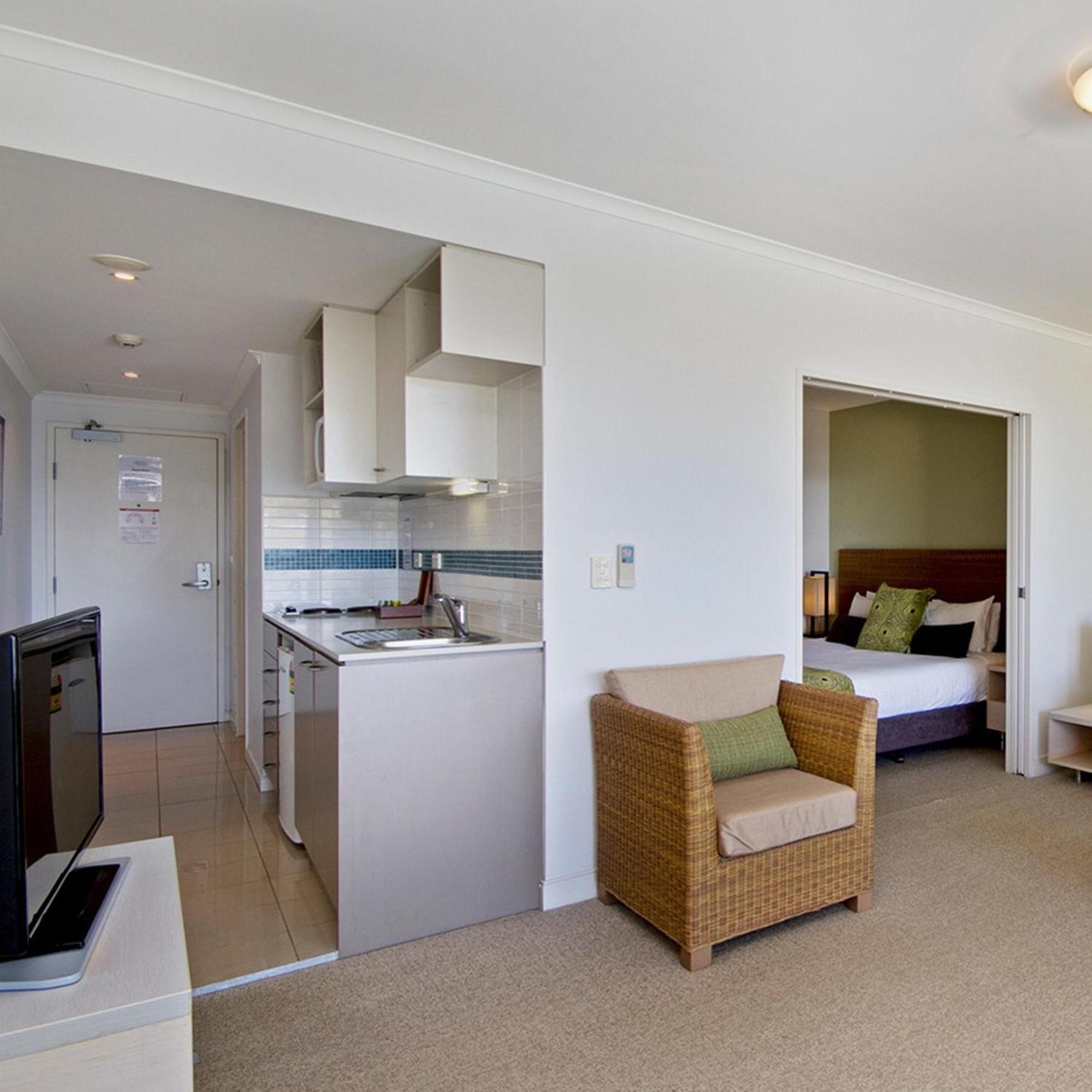One-bedroom deluxe suite - pool-ocean view