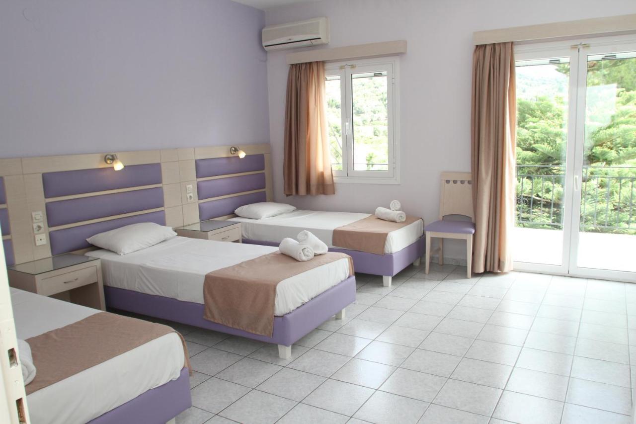 Dreibettzimmer mit Bergblick