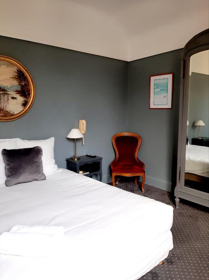 Habitación con cama grande y vistas al jardín