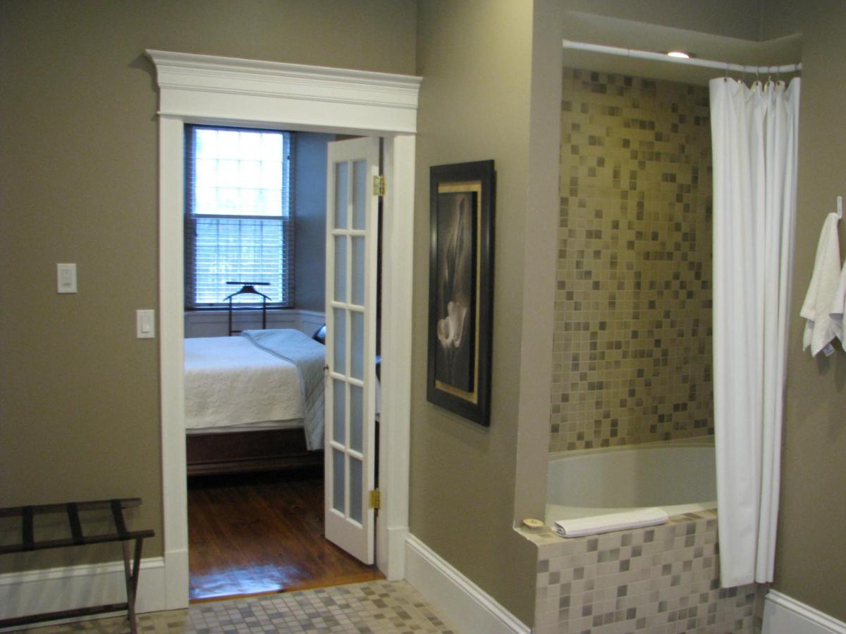 Queen Suite with Spa Bath