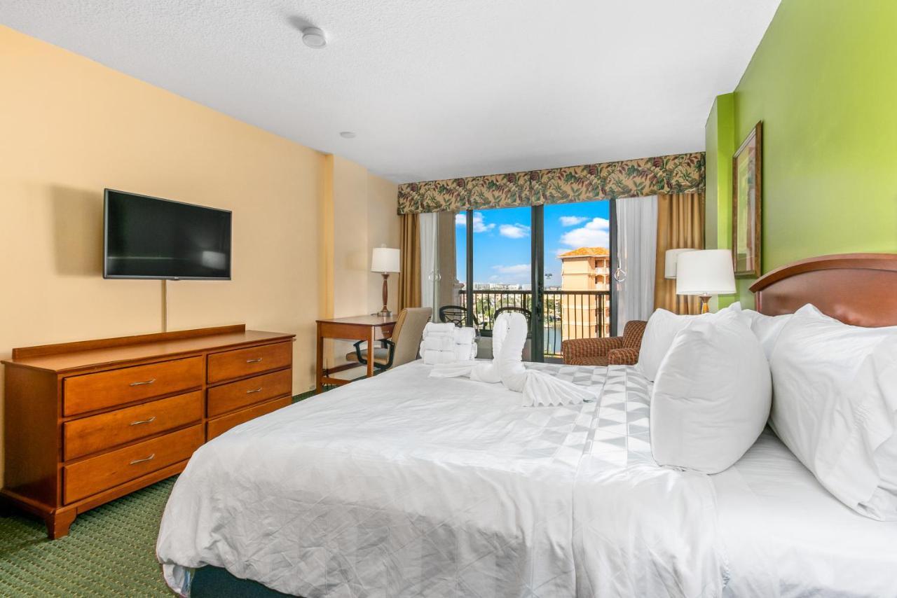 Suite mit 1 Schlafzimmer und einem Balkon mit Blick auf die Stadt.