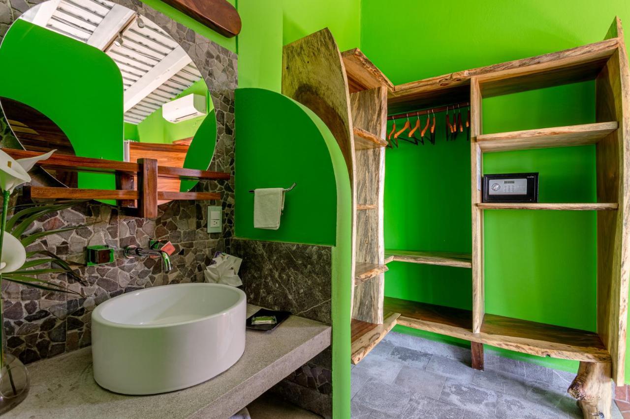 Habitación con cama extragrande y vistas al mar