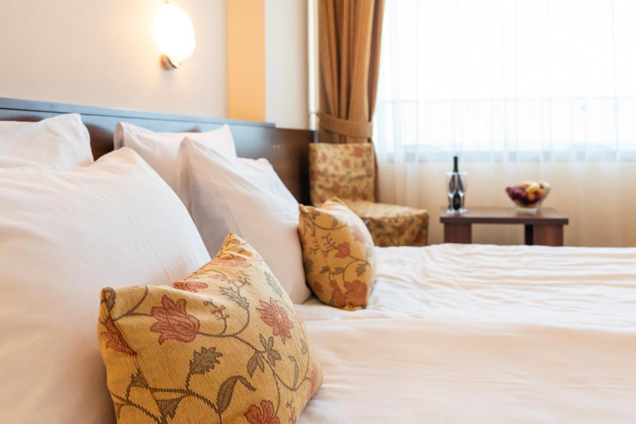 Double Room with Frontal Sea View (1 Adult + 1 Child)