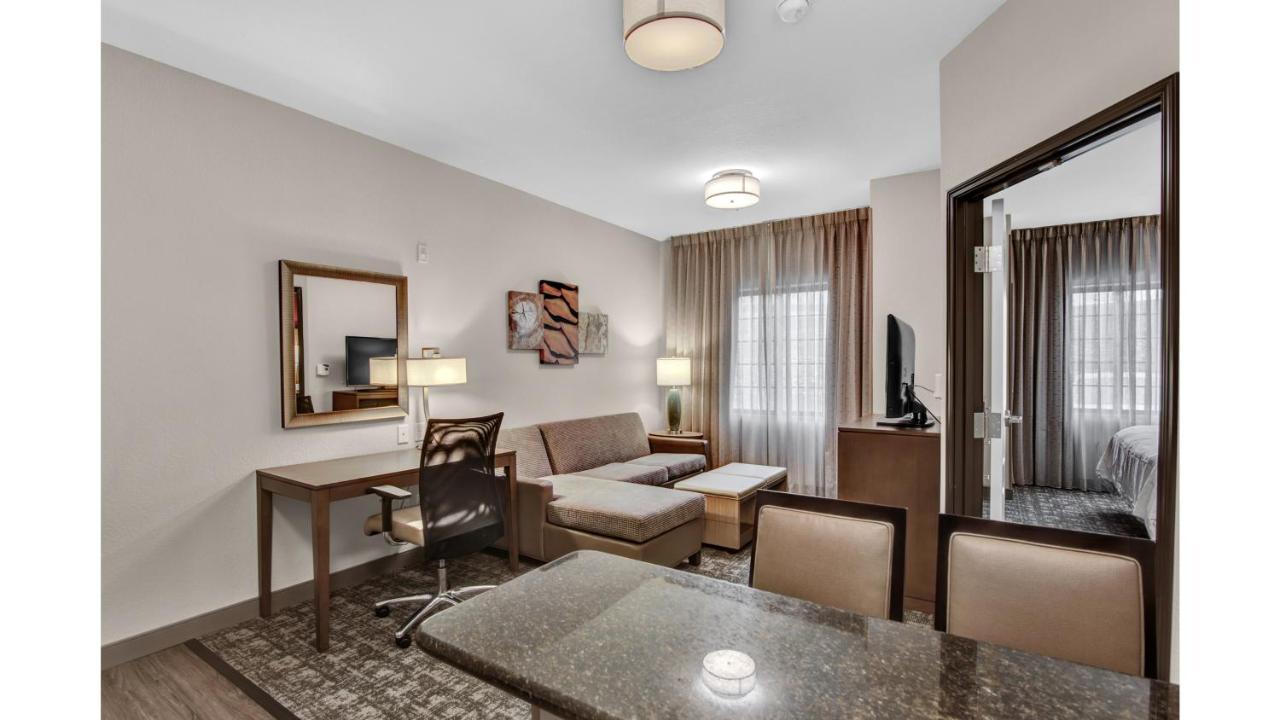 One-Bedroom Queen Suite