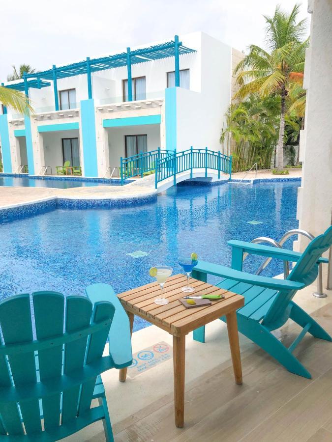 Paradise Chill Out Swim Up Suite