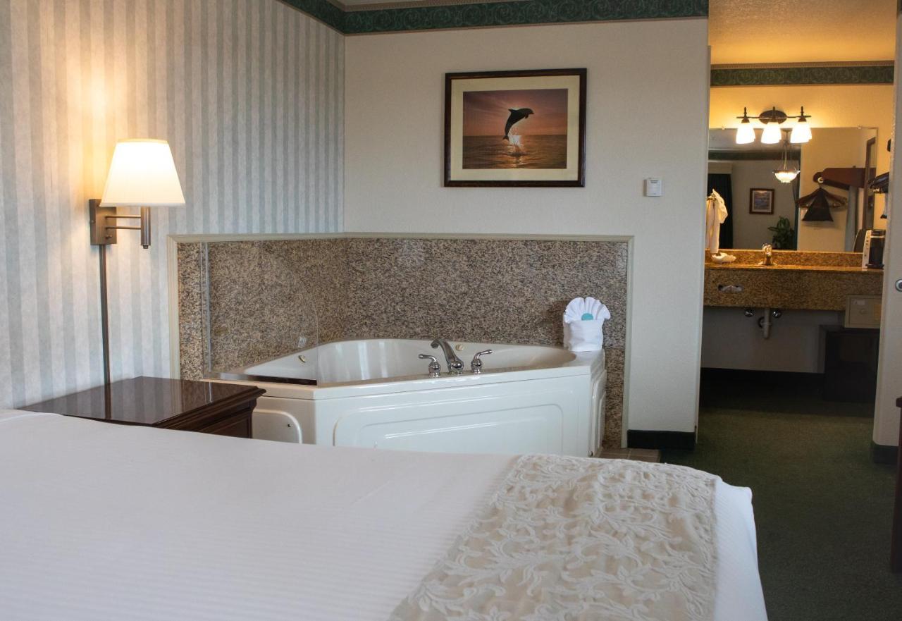 Queen Suite with Spa Bath (No Pets)