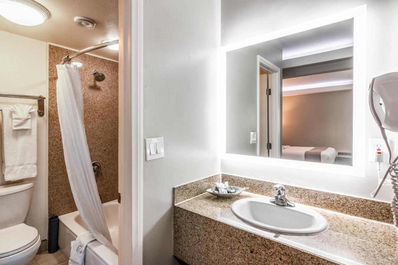 Queen Room - Accessible/Non-Smoking