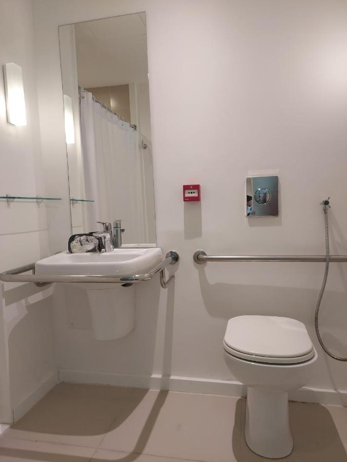 Habitación adaptada para personas con movilidad reducida - Cama grande