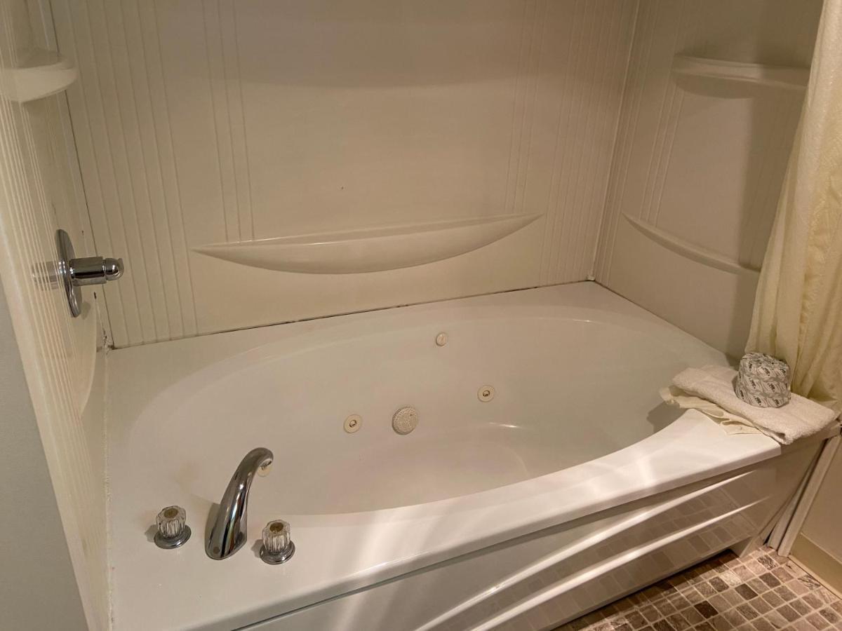 King Room Whirlpool Non-Smoking,1087364602:JPEG