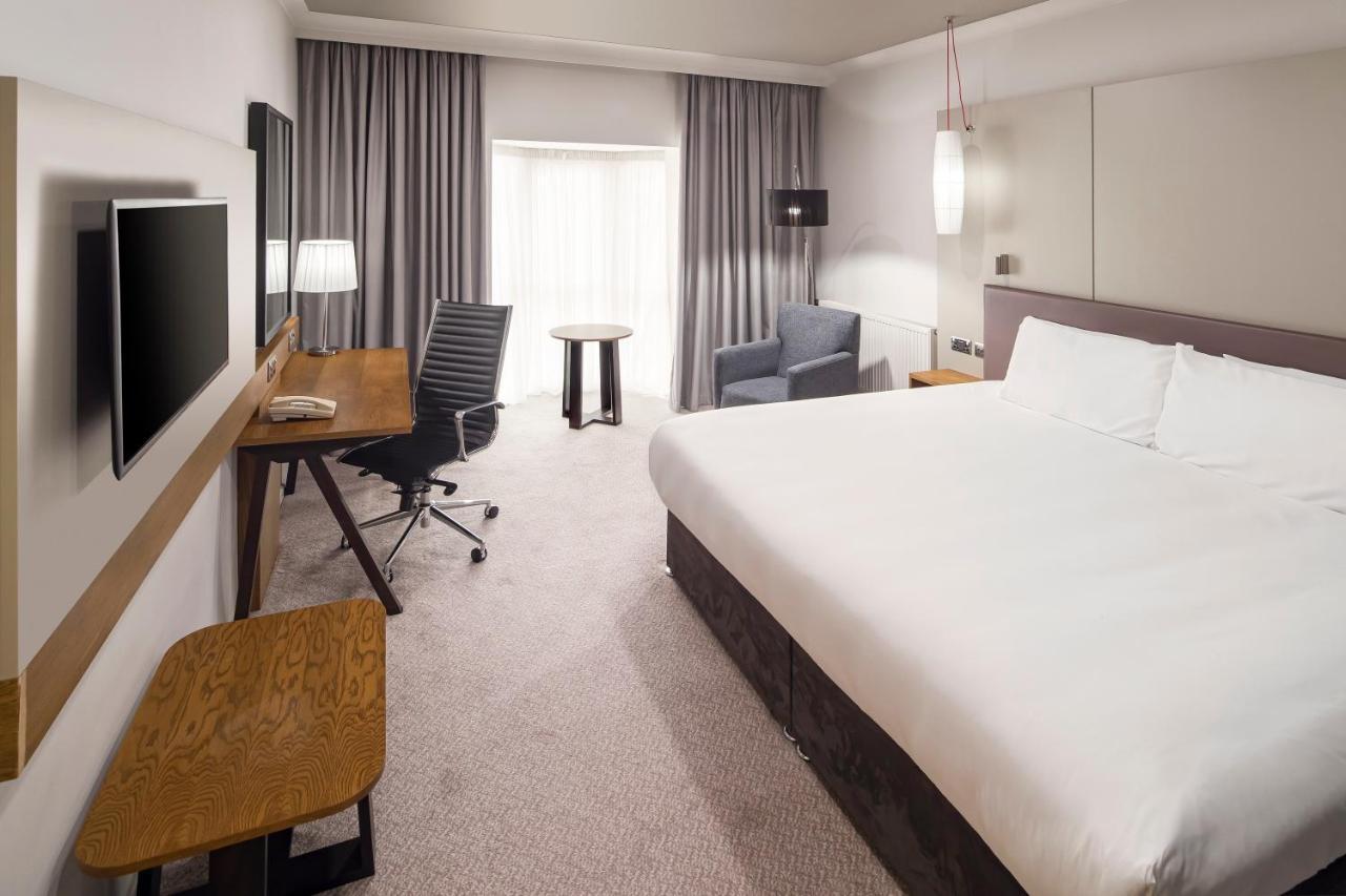 Standard Queen Room with Lounge Access