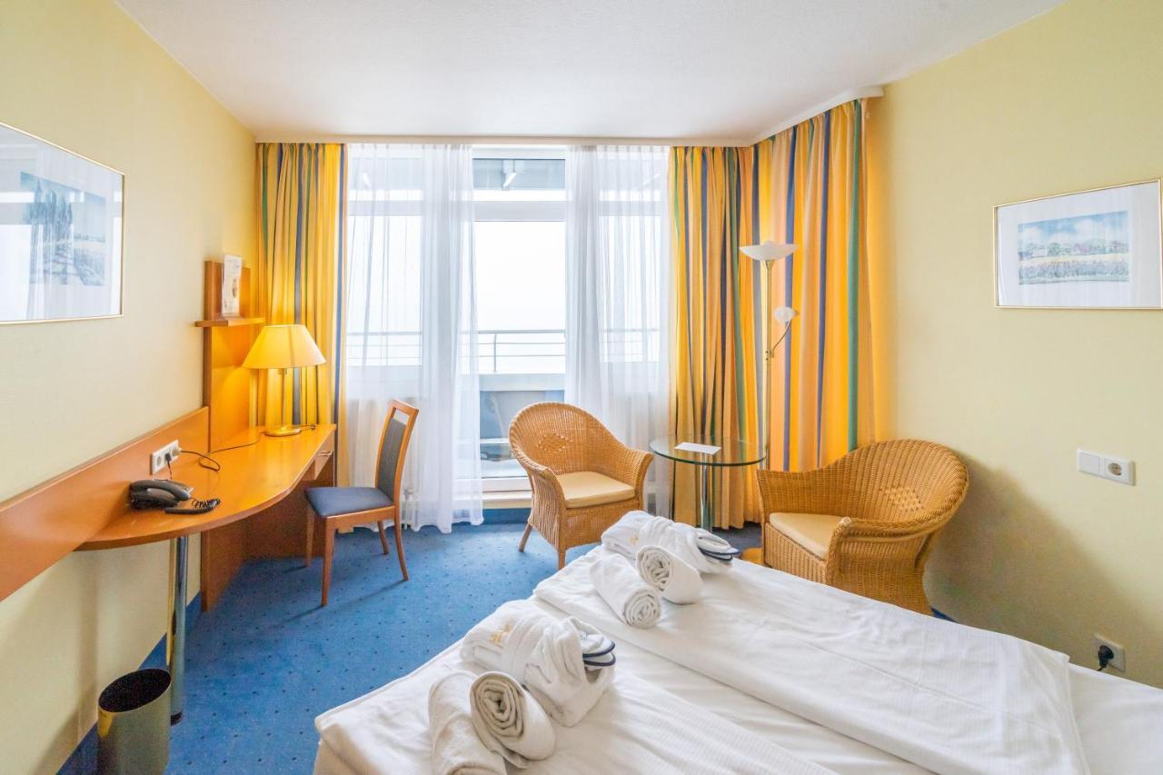 Doppelzimmer mit Balkon und Stadtblick