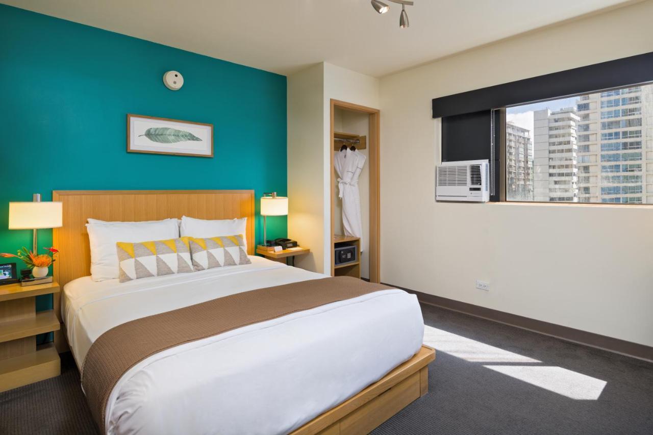 Habitación con cama grande y vistas al mar