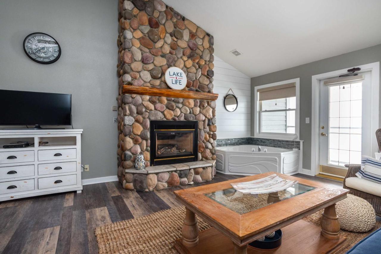 Lakeside Lodge Family Room Jacuzzi