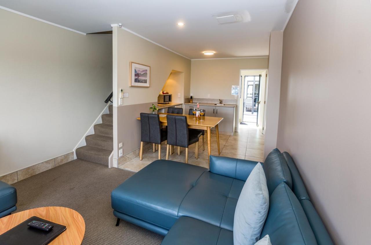 Premier Two-Bedroom Lakeview Apartment Spa Bath