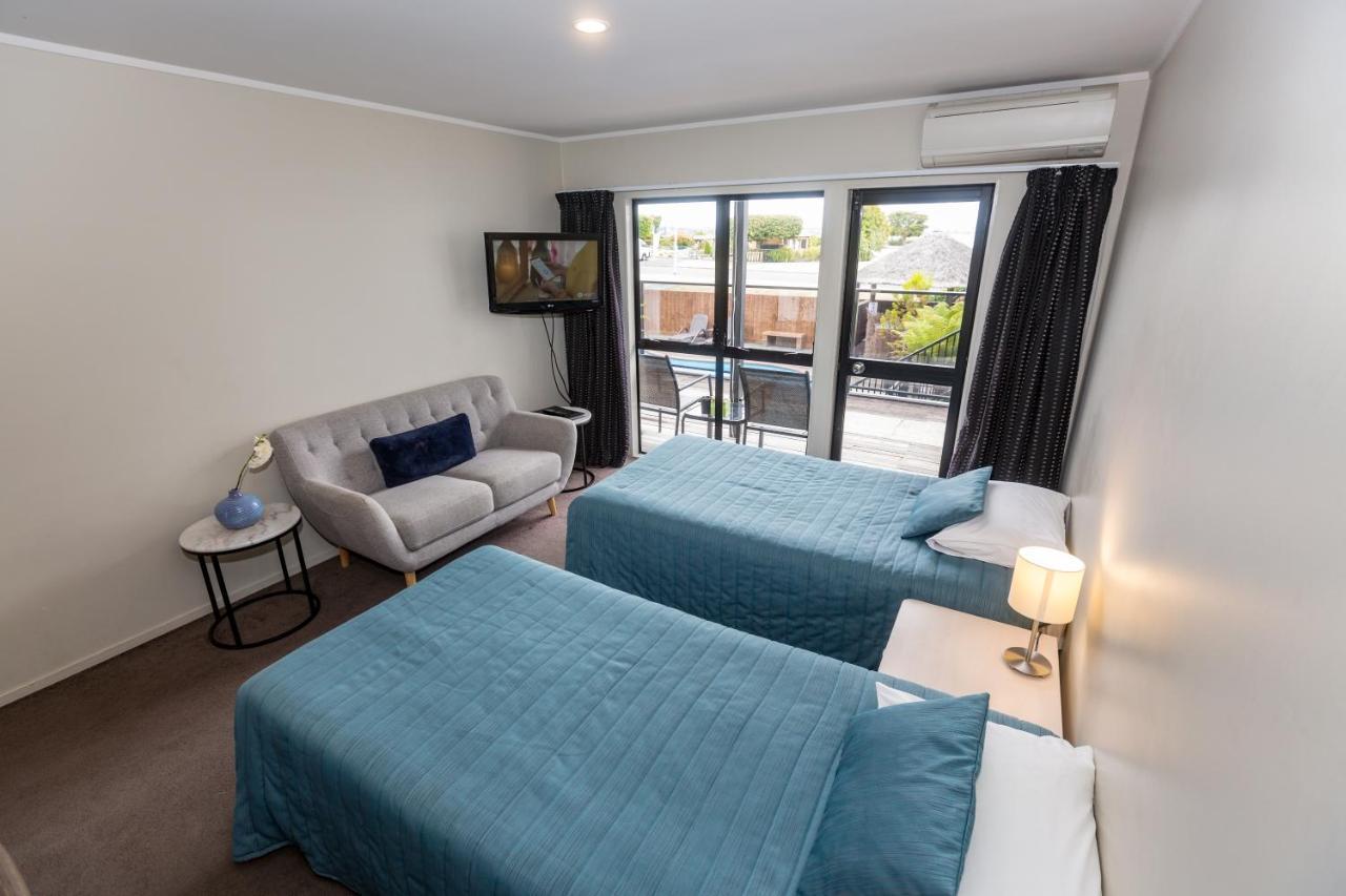Superior One-Bedroom Lakeview Apartment Spa Bath