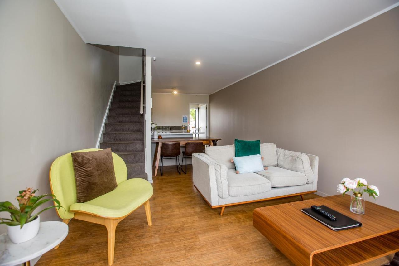 Premier One-Bedroom Lakeview Apartment Spa Bath