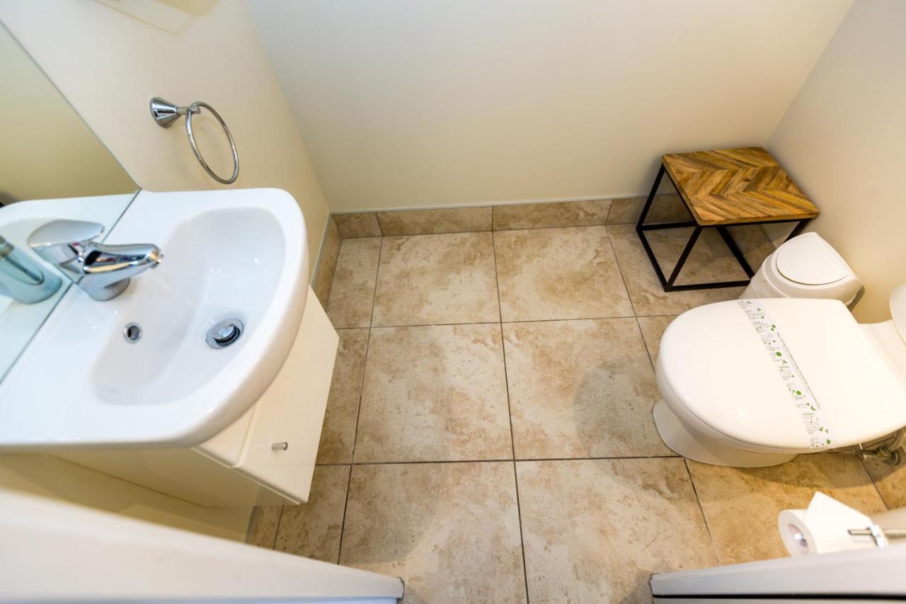 Premier Two-Bedroom Lakeview Apartment Spa Bath