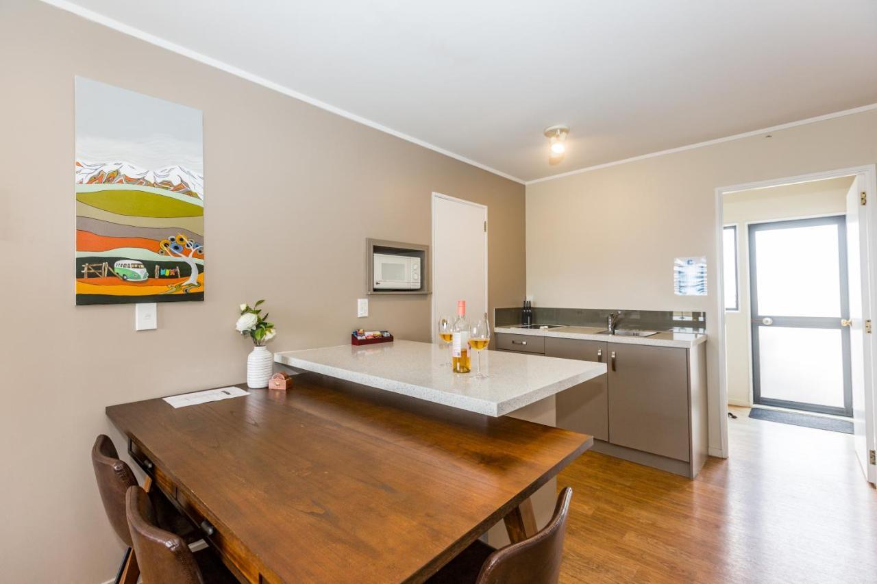 Premier One-Bedroom Lakeview Apartment Spa Bath