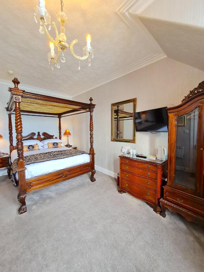 Kamer met Hemelbed en Zeezicht